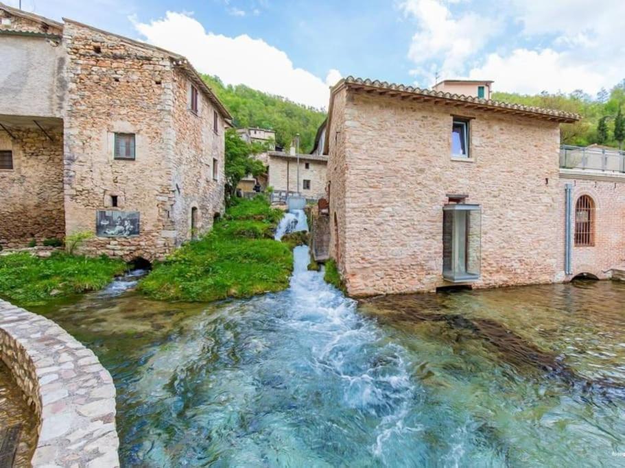 Casa Vacanze Fonte Del Menotre Foligno Eksteriør billede