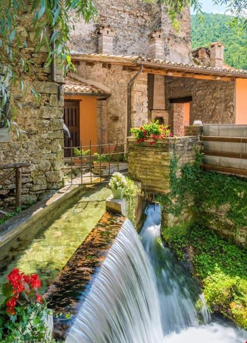 Casa Vacanze Fonte Del Menotre Foligno Eksteriør billede